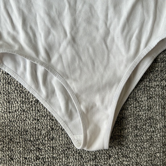 Aritzia sz. M stretchy v neck bodysuit - Picture 3 of 4